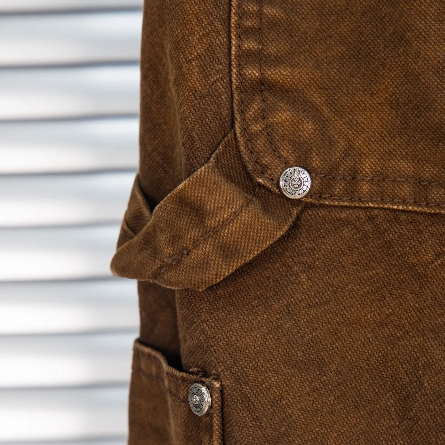P290 Chrome Hearts Chrome Hearts brown logging purple multi-leather jeans Multi-leather standard work jeans pants CH jeans need to be washed and then disassembled and hand-stitched with sheepskin cross leather and then spliced to complete. The whole process is too complicated to explain. About Chrome Hearts This is an extremely luxurious fashion brand that can also be called the nobility of the high street. It has always been an exclusive brand for some hipsters or rich second generations. Compared with ordinary high streets, it is more luxurious and noble. Compared with luxury brands, it has a more fashionable personality. It has always been a brand that I have a special liking for. Style number: 1786# Color: Brown Size: 28 30 32 34 36